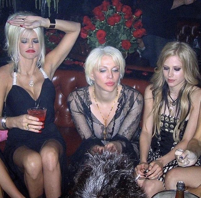 historyinmemes's tweet photo. Anna Nicole Smith,Courtney Love and Avril Lavigne drunk, 2004 https://t.co/M76UxUP9mK