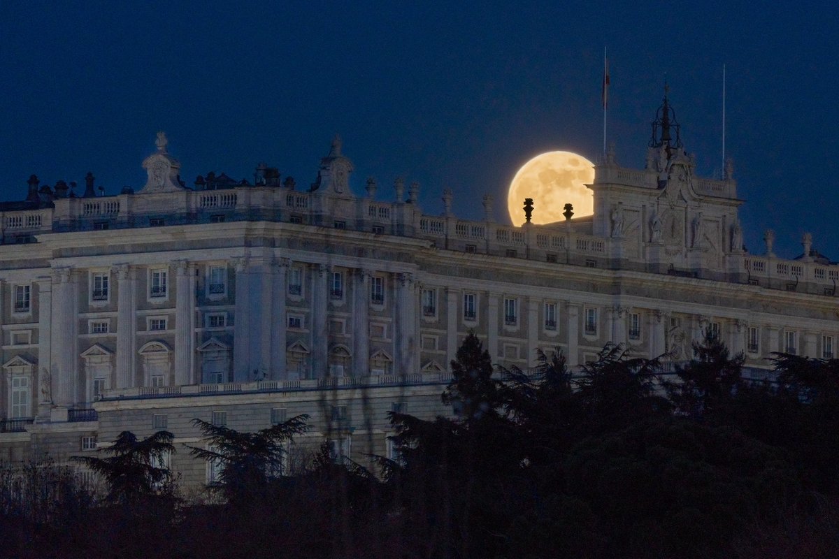pintellectualis's tweet photo. La luna llena sobre el Palacio de Oriente de Madrid. https://t.co/tXRmzT81ff