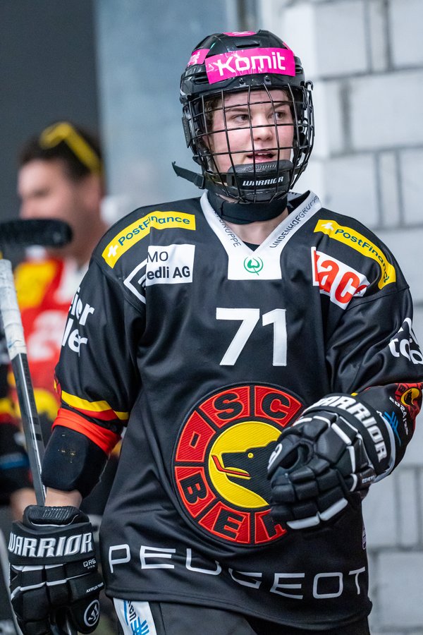 HockeyMaritime's tweet photo. It was a Maritime match-up in the SWHL🇨🇭 as SC Bern's Lea MacLeod squared off against Maggy Burbidge and HC Fribourg-Gottéron.
Burbidge opened the scoring with an assist as MacLeod had a helper of her own later in the game as Bern came out with the 4-1 victory.
#SWHL #NovaScotia #HockeyX