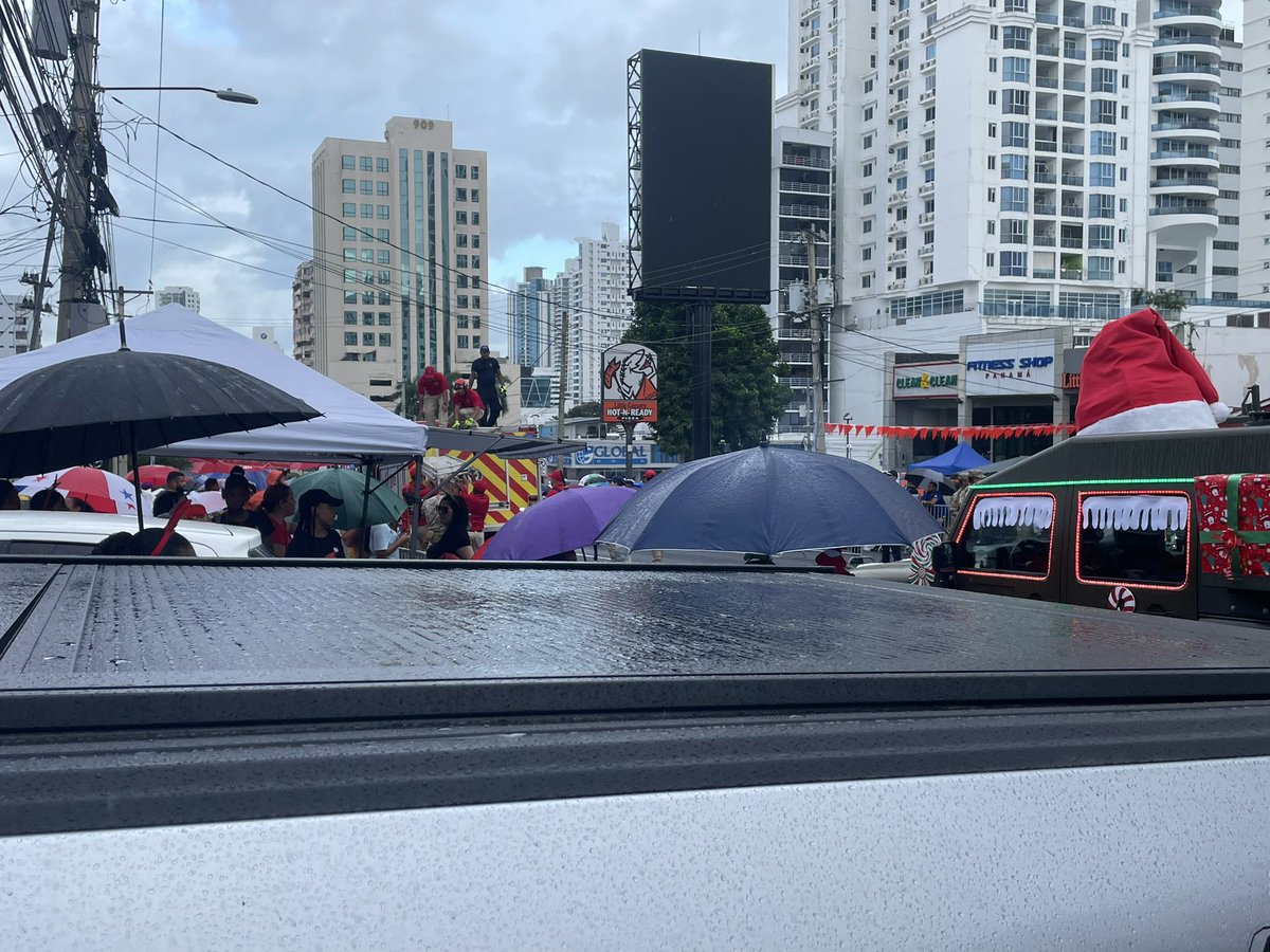 nevguz's tweet photo. Nadie fue capaz de hacer una inspección y ver si podían meter carrozas altas por una calle con mil cables? Tenían que resolver eso el mismo día del desfile? https://t.co/3WR0OSsgWZ