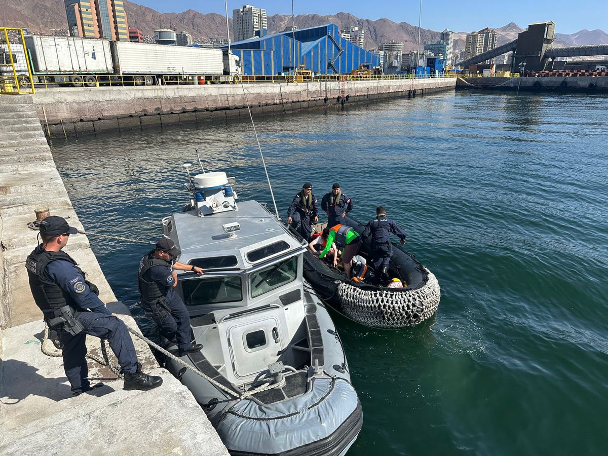 Armada_IVZN's tweet photo. Esta tarde a través de la LSG “Antofagasta”, la autoridad marítima realizó el exitoso rescate de dos kayaquistas que se encontraban a la deriva en playa “Llacolén” debido a las fuertes corrientes del sector.

@Armada_Chile 
@DGTM_Chile https://t.co/p28VUjfzLL