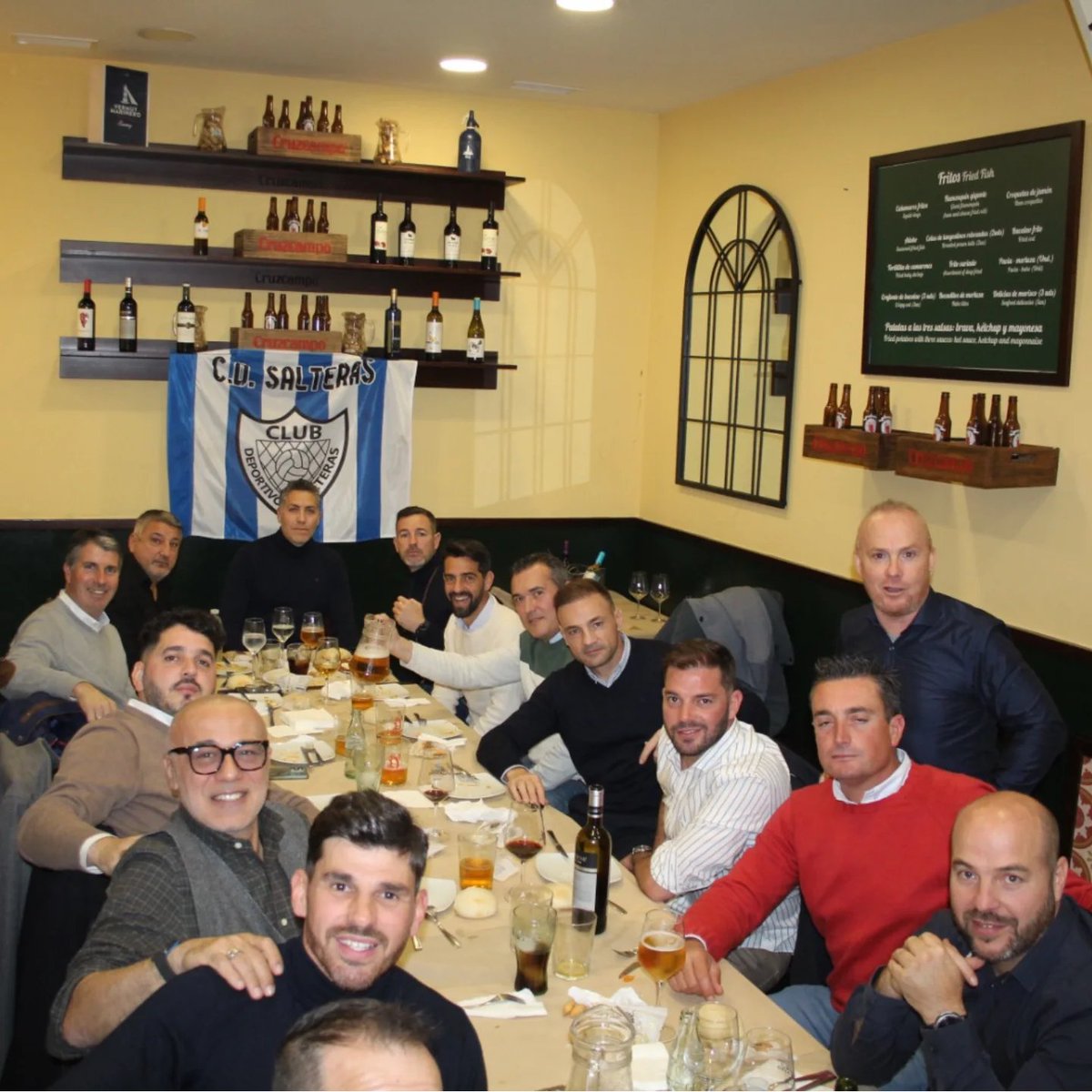 CDSALTERASVETER's tweet photo. Tradicional y obligada parada en nuestro calendario anual, en una de las citas más importantes para nuestra familia veterana: comida de navidad.
Hubo muchas ausencias pero lo pasamos en grande junto a muchos de los integrantes de nuestra plantilla. 
A vuestra salud!!! https://t.co/6F4NYJA6gK