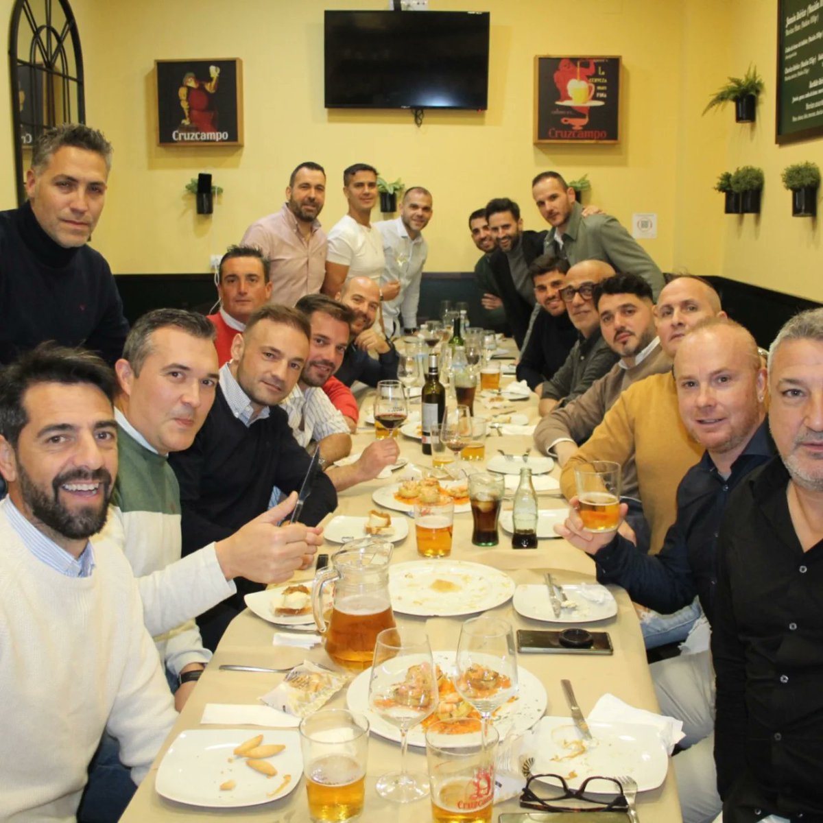 CDSALTERASVETER's tweet photo. Tradicional y obligada parada en nuestro calendario anual, en una de las citas más importantes para nuestra familia veterana: comida de navidad.
Hubo muchas ausencias pero lo pasamos en grande junto a muchos de los integrantes de nuestra plantilla. 
A vuestra salud!!! https://t.co/6F4NYJA6gK