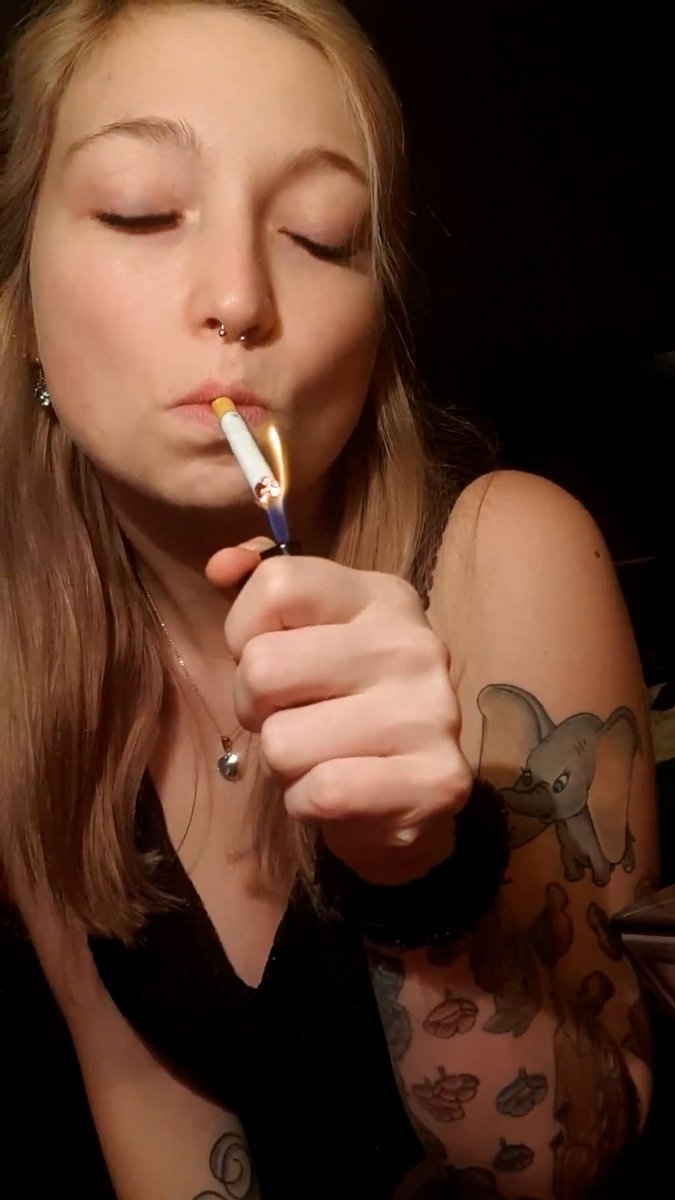 TheresaSmoke's tweet image. A moment of simplicity: No filters, no makeup – just me and a cigarette in my old living room. 🌿🚬 Let’s celebrate the beauty of calm. ✨ #AuthenticVibes #NoFilter
