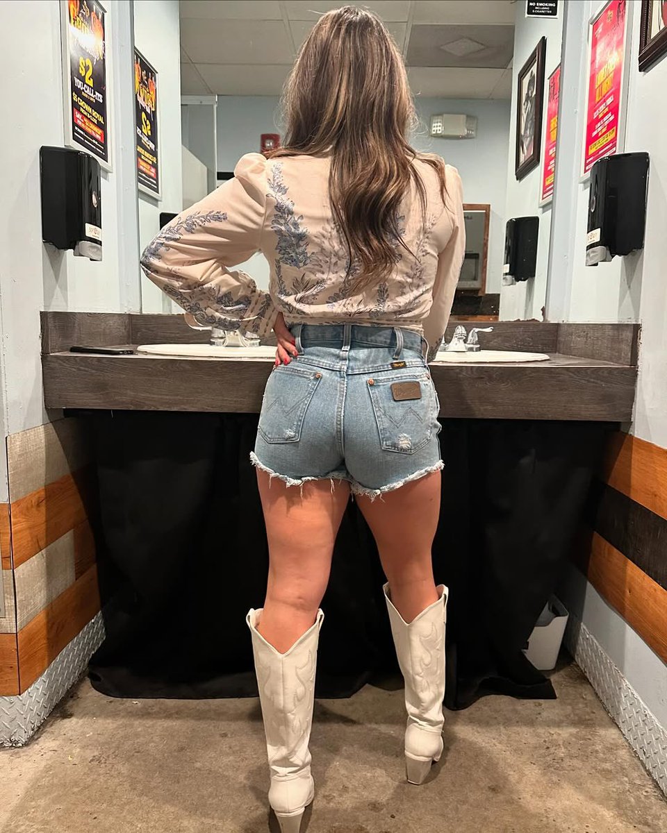 WhiskeyRiverHou's tweet photo. “You better run for your life 🎶” 

#cowgirl #cowgirlstyle #houston #htx #northhouston #westernstyle #westernfashion #twostep #twostepping #katy #katytx @whiskeyrivernorth
.
📸: _alyvasquezz 
.
#whiskeyrivernorth #regram https://t.co/VoVHoHAPgL