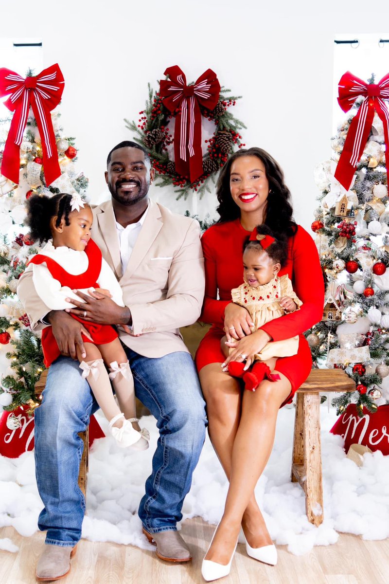 CoJo_409's tweet photo. Season’s Greetings from The Johnson’s 🎅🏾🤶🏾
#Jesusisthereasonfortheseason #Thankful https://t.co/wLqmczOahU
