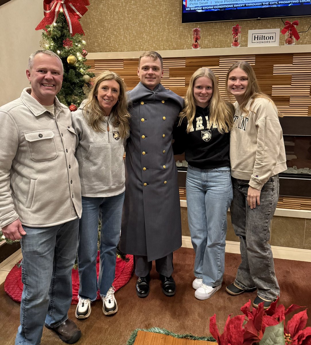SenatorRounds's tweet photo. If you were watching the Army/Navy game yesterday, chances are you could have seen a few South Dakotans on your screen!
Kasey Broers and Nick Gray were in attendance this weekend along with their families who traveled in from South Dakota. Both of these young men were my principal nominees to their respective academies. Kasey is from Pierre and is in his second year at the Naval Academy. Nick is from Fort Pierre and is in his first year at the Military Academy. Each of their families also stopped by my office for a Capitol tour on Friday! Proud of these young men for their commitment to serving our nation. 🇺🇸