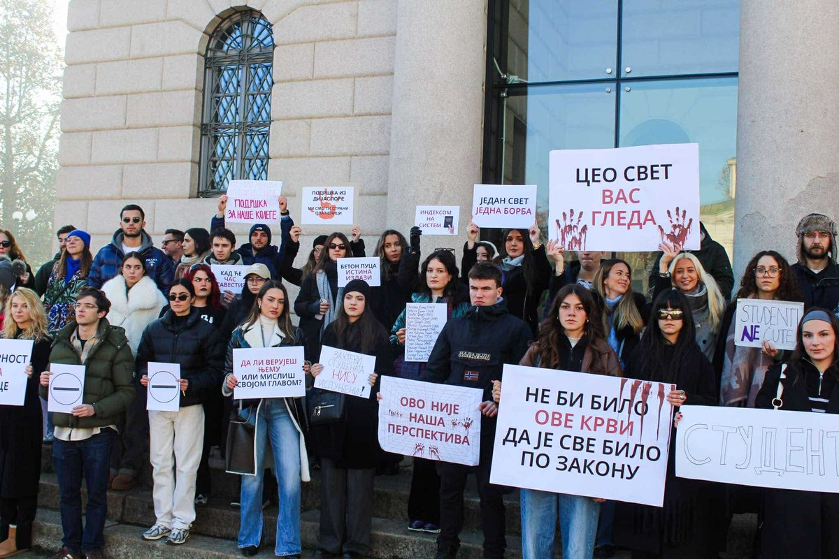 ESrbije's tweet photo. Ceo svet vas gleda - Milano, Italija https://t.co/GUASjdN8wf