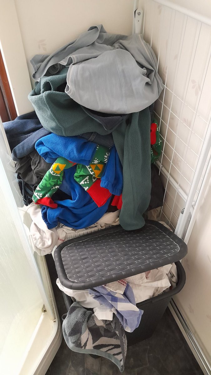SwedishGamester's tweet photo. #HowItStarted #HowItsGoing
Before every #weekend I think of all the things I wanna do but by #SundayEvening haven't even done half of it! Wanted to record and edit #YouTubeVideos, make #HomemadeCandy, wrap #ChristmasGifts etc. But all I've done is the #laundry and being #lazy! 😮💨 https://t.co/CpB8mN2IHO