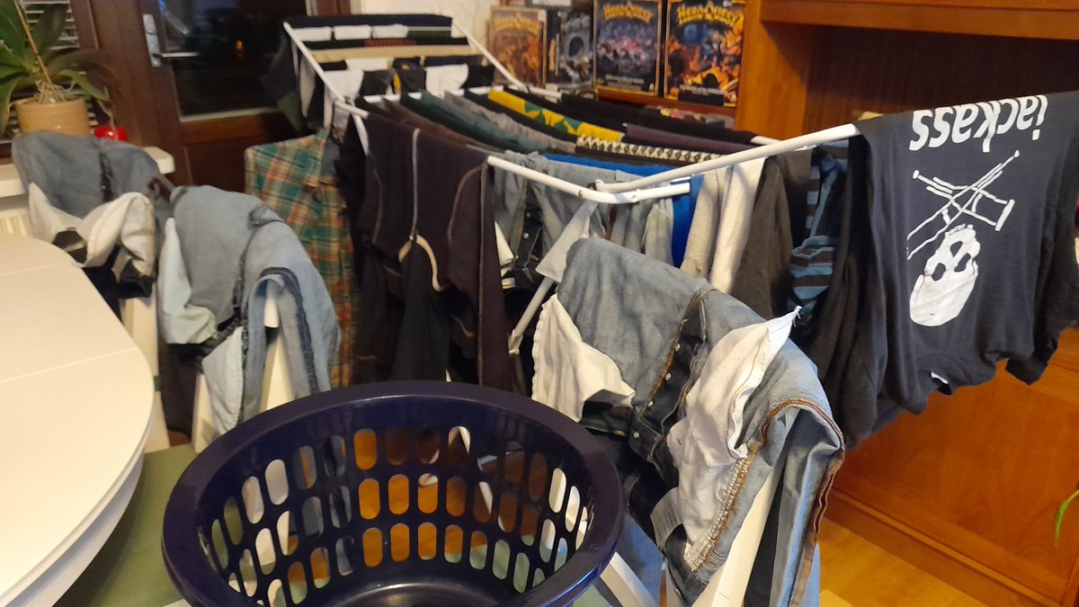 SwedishGamester's tweet photo. #HowItStarted #HowItsGoing
Before every #weekend I think of all the things I wanna do but by #SundayEvening haven't even done half of it! Wanted to record and edit #YouTubeVideos, make #HomemadeCandy, wrap #ChristmasGifts etc. But all I've done is the #laundry and being #lazy! 😮💨 https://t.co/CpB8mN2IHO