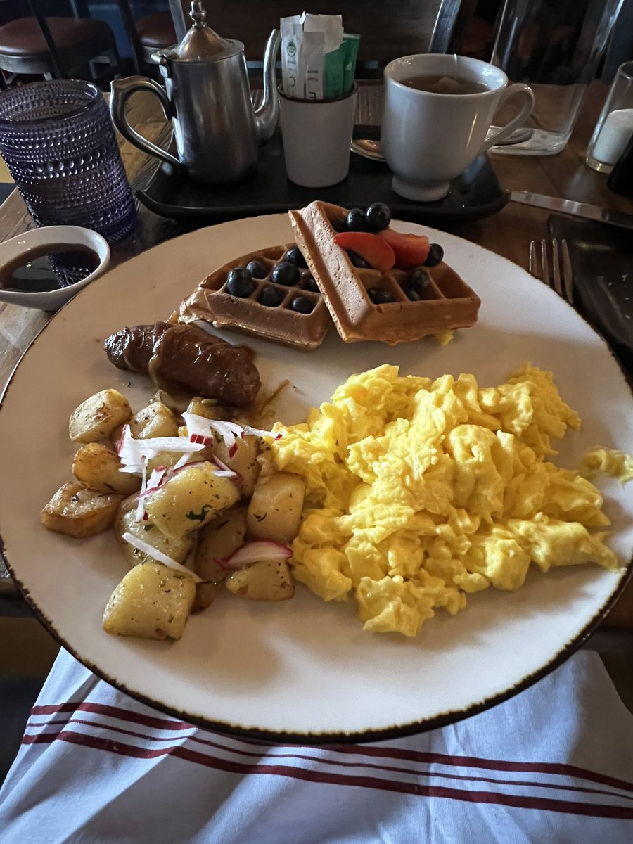 Tenleytown411's tweet photo. Sunday brunch at Rosemary Bistro Cafe on Connecticut Avenue. 

Then crossed the street to drop in on Politics &amp; Prose. 

#SundayInDC https://t.co/z7fuGM7iFt