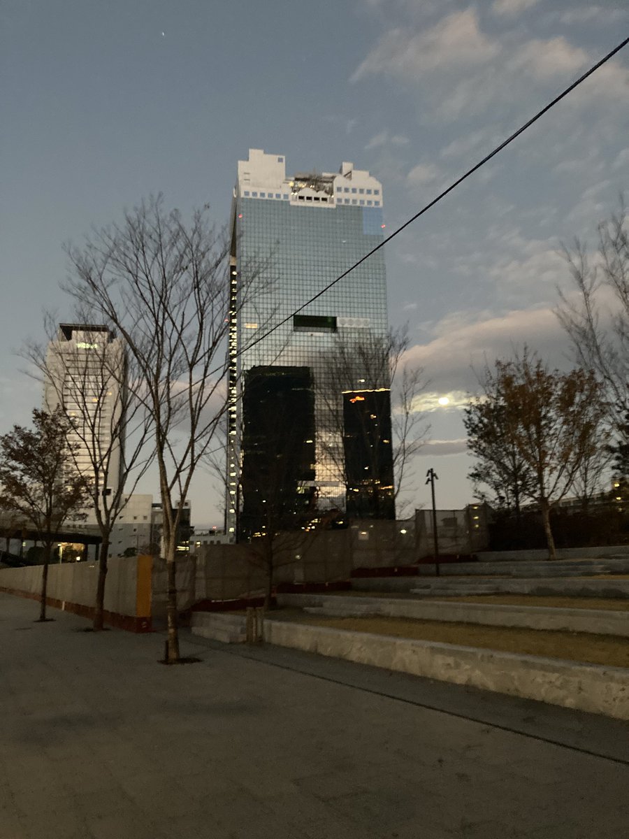 通勤中〜
夜明け前のスカイビルと月