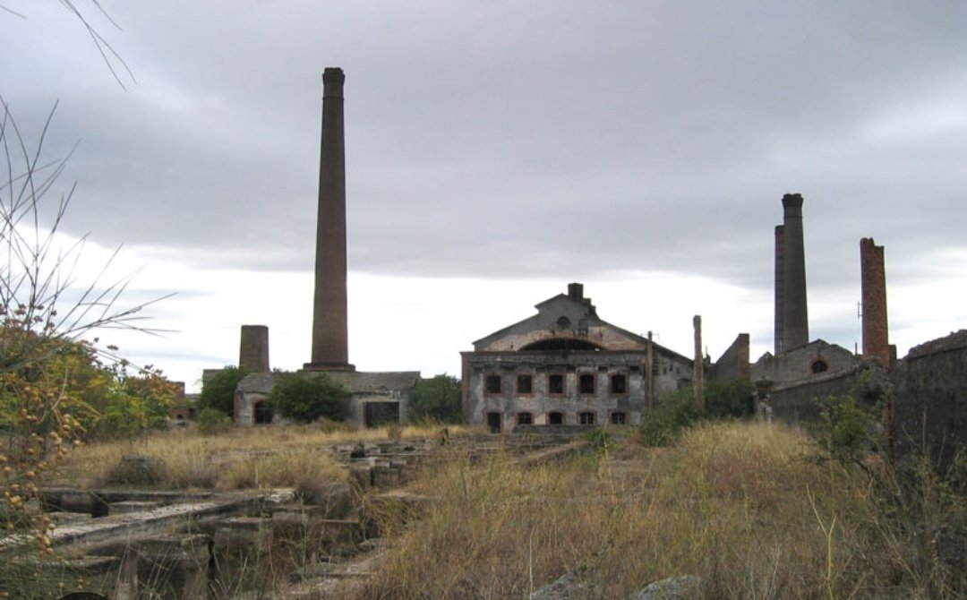 MariaValHer84's tweet photo. @navedelmisterio Genial reportaje!! Viéndolo he recordado las ruinas del complejo industrial de Peñarroya Pueblonuevo, en el norte de Córdoba. @nachonavarrogil estaría genial un reportaje sobre el cerco de Peñarroya, con sus ruinas y túneles!! https://t.co/3Nnac5Bv5Q