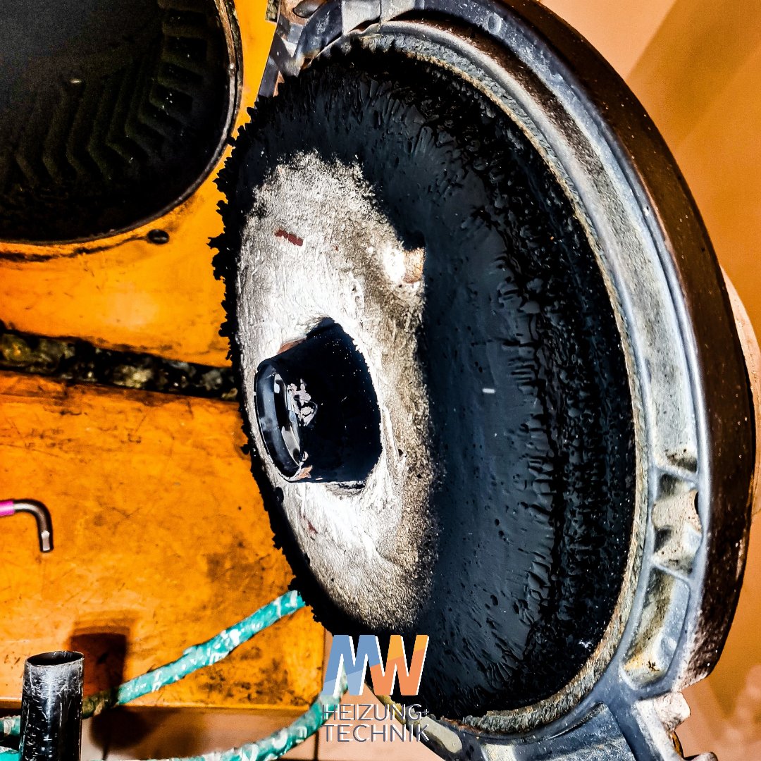 Meisterwinter84's tweet photo. Wartung dringend notwendig.. An dieser Ölheizung.

#lustaufhandwerk #dontfuckwithhandwerk #handwerk #heizung https://t.co/vL2nGtvA2q