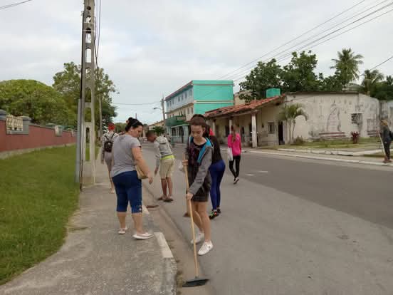 Los educadores presentes en jornada de higienizacion de la ciudad en homenaje al Triunfo de la Revolución #EducacionIsladelaJuventud #CubaMined #SentirPinero #IsladelaJuventud <a href="/btan0987/">Naima Ariatne Trujillo</a> <a href="/LorenzoOsbel/">Osbel Lorenzo</a> <a href="/EnaReyesTorre/">Ena Reyes Torres</a>