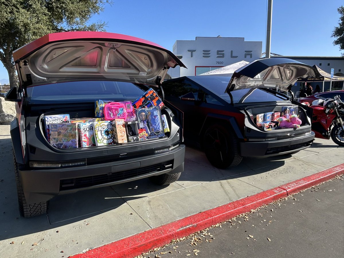FthePump1's tweet photo. #ZERORun to @Tesla Riverside Toy Drive! https://t.co/rbni0Lv7ke