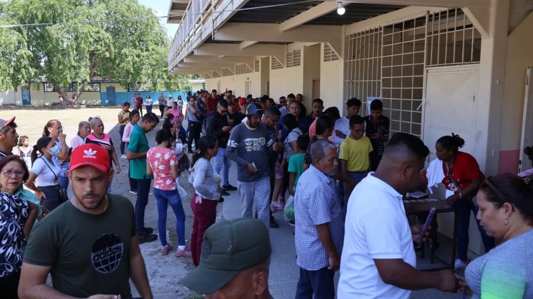 En la Comuna Willian Lara de #Acarigua, estado Portuguesa, nuestro pueblo masivamente salió a votar para elegir a sus jueces y juezas de Paz ✌🏻 

#ParticipaciónPopular #JuecesYJuezasDePaz #DemocraciaProtagónica 

<a href="/nicolasmaduro/">Nicolás Maduro</a> <a href="/dcabellor/">Diosdado Cabello R</a> <a href="/eekhout_blanca/">Blanca Eekhout (Cuenta Oficial)</a>  <a href="/partidopsuv/">PSUV</a> @jpsuvpaez_