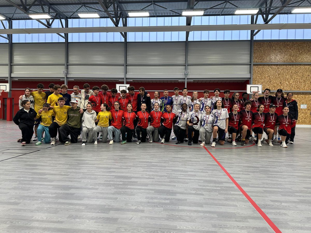 PresidentFFFD's tweet image. Championnat de France @FFFlyingDisc u17 &amp;amp; u20 mixte indoor
Félicitations à @Courtry et @maire_vulaines pour leurs titres
Bravo à  @Jouemaville et @regiongrandest pour leurs prix de l'esprit du jeu
#mixité #fairplay #ultimate