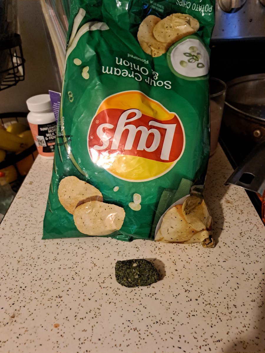 KingGhost004's tweet photo. #Lays leaving green monsters in my chips. I don't know what it is. 🤔👀👀👀👀 https://t.co/CGTo10aCka