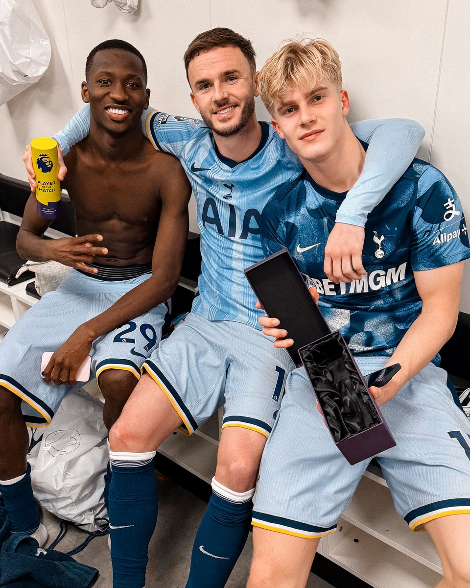 SpursOfficial's tweet photo. Some trio 🤍 https://t.co/k2HLusjIfm