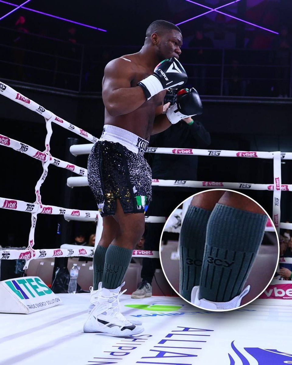 United24media's tweet photo. 🥊 Nigerian boxer Michael Igwegbe wore socks with Ukraine’s Armed Forces logo in his fight against Ukrainian Tsymbalyuk. 

Afterward, he said he’d donate part of his earnings to Ukrainian defenders, reports Top Boxing Generation. https://t.co/feIVrPV2eA