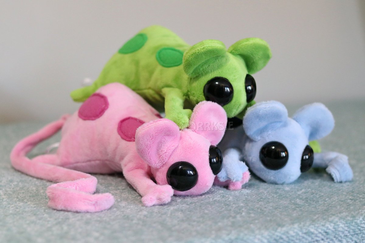 forrksie's tweet photo. So, ya, we made Lantern Mice! They do NOT glow in the dark but you can hang them by their tails as they have magnets in them and paws :)
All 3 you see in the photos are ready to be shipped in few days 😊
https://t.co/7P5qjto0xK

#rainworld #lanternmouse https://t.co/P1Jbyt846s