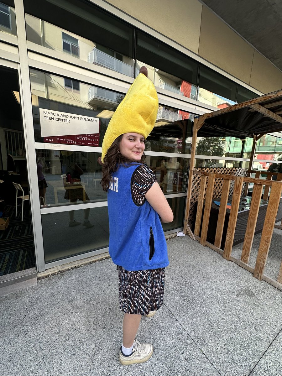 Who lives in a BANANA UNDER THE SEA🤷‍♀️🤷‍♀️OUR NEW 27th term MADRICHA Rachel Berry🍌🦺😇