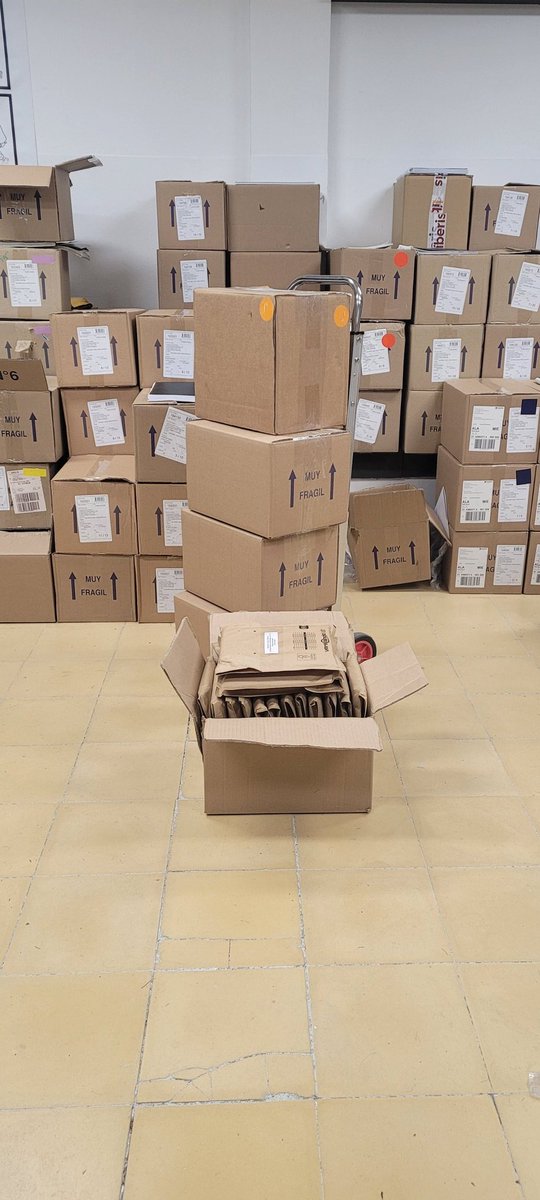 📚 Mañana comienzan a viajar a vuestras casas, a librerías y a distribuidores los ejemplares buenos de El akelarre de brujas. Llegarán a partir del martes y antes del viernes. Gracias de nuevo por la comprensión con los "ejemplares feos" y disculpad de nuevo las molestias 💜