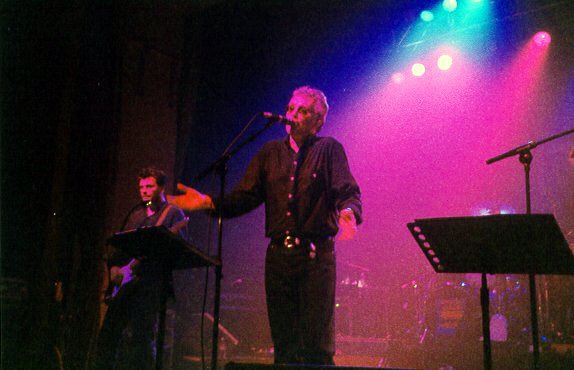 offqueenbandfan's tweet photo. #OTD on 15/12/2000. #RogerTaylor played at the Apollo in Manchester, UK, during a #SASBand’s concert. https://t.co/yUNkKSkNk1