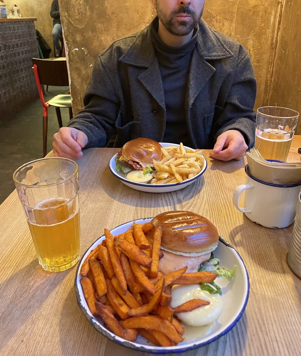 ipelayo_'s tweet photo. Uno no puede visitar Hamburgo y no comer hamburguesas, pónganse verga https://t.co/Vbe3TceT46
