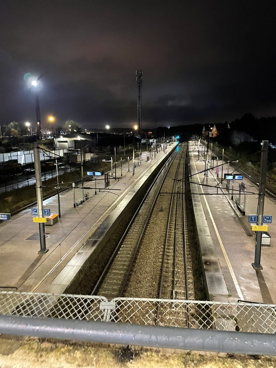 c_vaur78260's tweet photo. @RER_A pourquoi les perturbations sur Cergy ont commencé dès ce soir alors que toutes les annonces ciblaient encore demain ??? Pas cool … surtout vu l’état des abords d’Achères GC … https://t.co/s9mBVJSdxi