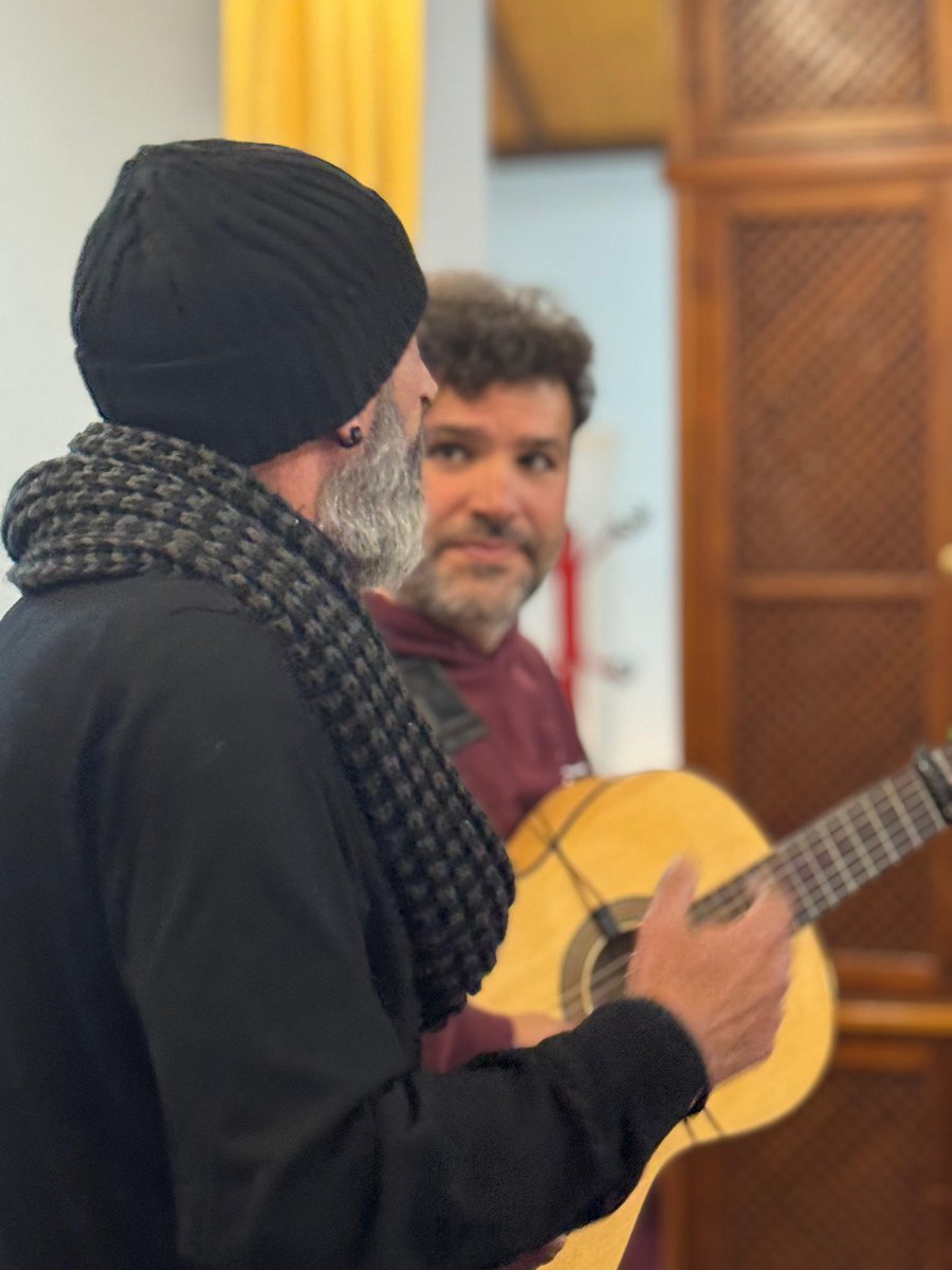 𝐄𝐍𝐒𝐀𝐘𝐎 | Para terminar la semana hemos recibido una visita sorpresa por parte de nuestro gran #Vitote y su chirigota que nos ha alegrado la noche.

¡Gracias por tan bonita unión, en Dos Hermanas tenéis vuestra/nuestra casa!

#Carmen
#Carnaval2025
#ComparsaDosHermanas