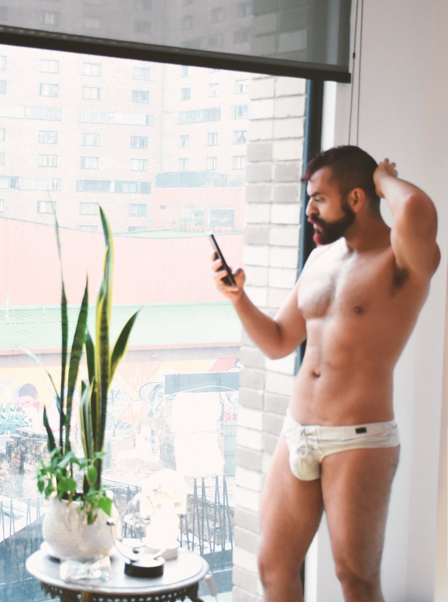 ISAZAMUSIC's tweet photo. Pensando si limpiar la ventana 🔥 https://t.co/d75PgKaslO