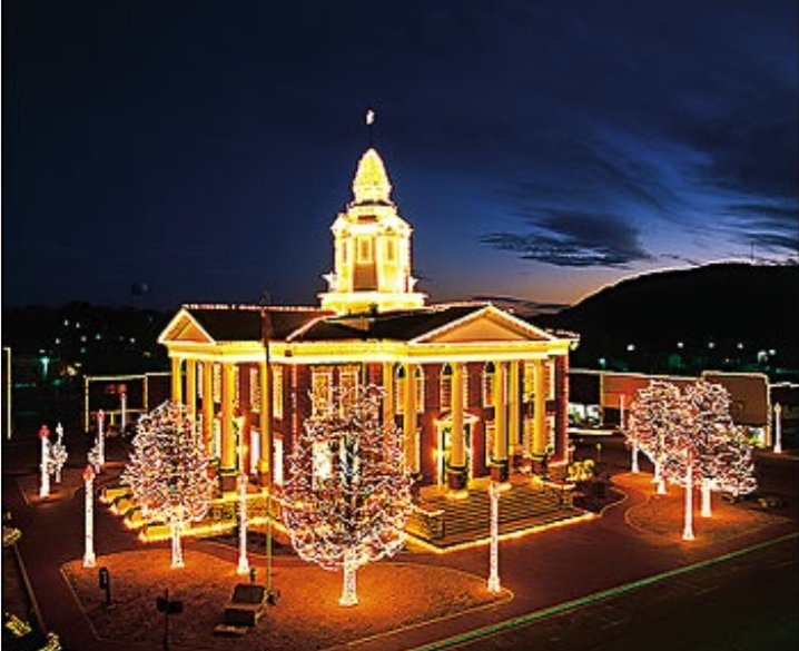 Pegleg1337's tweet photo. @L3WG_  Hey man meant to post the parade in ur discord but missed it. Here are some shots of tge square in my town from the weekend after thanksgiving til new years https://t.co/8f4pC1znJs