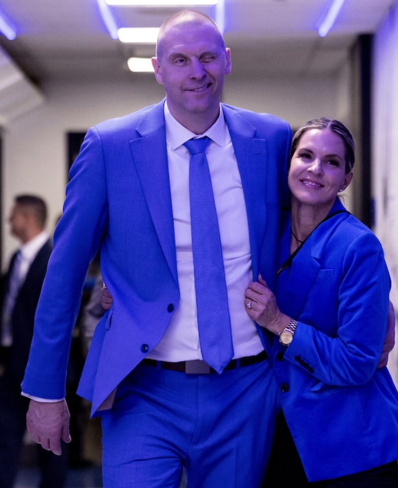 There is a fake photo of Mark Pope flashing the L's down circulating on social media . ... That is a FAKE photo and people like you are the problem. Know the difference. I knew there was a problem when I looked at the photo. Here is the actual photo posted by Chet White of UK