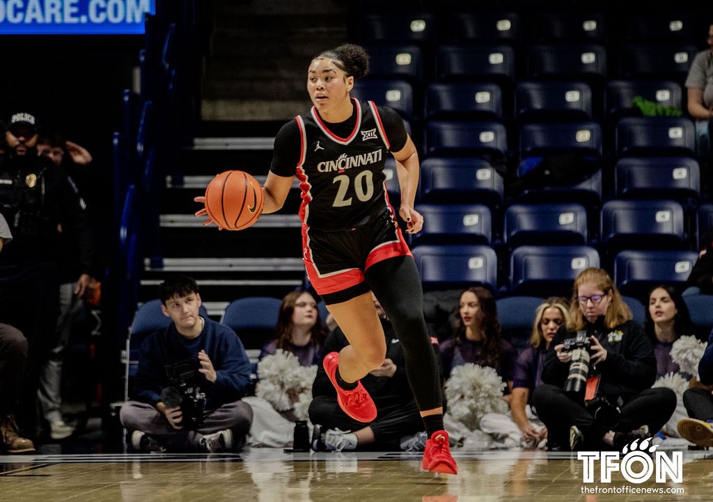 _JT_Smith's tweet photo. A few 🔥 📸 from the #Bearcats #CrosstownShootout win at Cintas #TFON #Rivals https://t.co/1aEbcjfDgB