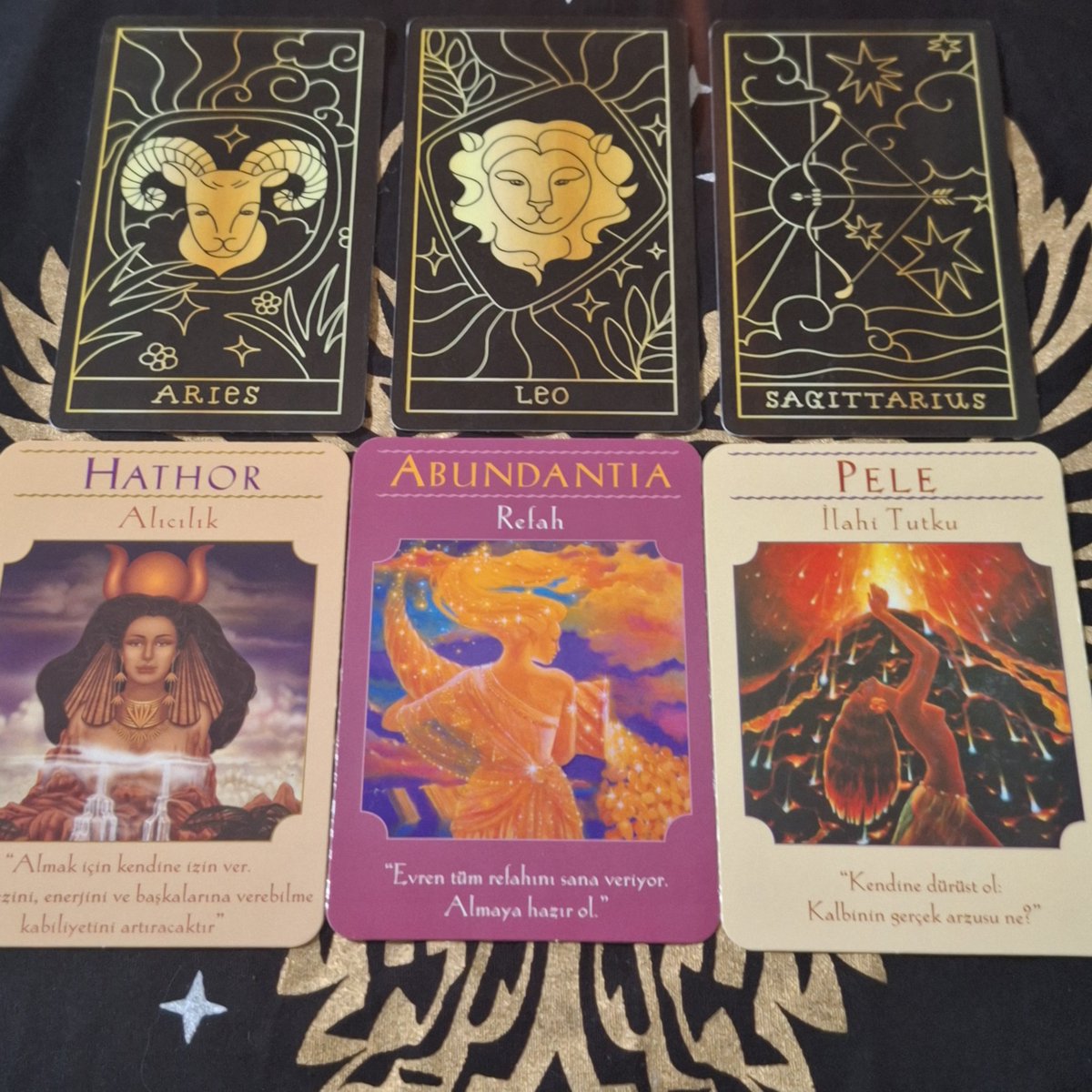 PHOEN1XDRAGON's tweet photo. ☯️ 16 ARALIK GÜNLÜK Tanrıçalardan Tarot Mesajları Tek Kart Gündemi

¡Etkileşim Verenlere niyetlendim!

𖤓 Güneş | ⅍ Yükselen  | ☽ Ay 

➣Günün Mesajları Burçların altında yazmaktadır.
(Sistem yeniden yerine oturana kadar foto paylaşımlı olacak)

🜂ATEŞ ELEMENTİ
♈︎ Koç
˚⊱HATHOR⊰˚
˚ʚAlıcılıkɞ˚
"Almak için kendine izin ver. Bu, önsezini, enerjini ve başkalarına verebilme kabiliyetini artıracaktır"
⊹₊⟡⋆

♌︎ Aslan
˚⊱ABUNDANTIA⊰˚
˚ʚRefahɞ˚
"Evren tüm refahını sana veriyor. Almaya hazır ol."
⊹₊⟡⋆

♐︎ Yay
˚⊱PELE⊰˚
˚ʚİlahi Tutkuɞ˚
"Kendine dürüst ol: Kalbinin gerçek arzusu ne?"
⊹₊⟡⋆

🜃TOPRAK ELEMENTİ 
♉︎ Boğa 
˚⊱RHIANNON⊰˚
˚ʚBüyücü Kadınɞ˚
"Temiz niyetlerini gerçekliğe dönüşürebilecek sihirli bir kişisin.'
⊹₊⟡⋆

♍︎ Başak
˚⊱MERYEM ANA⊰˚
˚ʚBir Mucize Bekleɞ˚
"Dualarının duyulduğuna ve cevaplandığına inan."
⊹₊⟡⋆

♑︎ Oğlak 
˚⊱OONAGH⊰˚
˚ʚAcele Etmeɞ˚
"Acele etmeye ya da işleri bir an önce olmaları için hızlandırmaya gerek yok. Her şey mükemmel bir zamanlamada gerçekleşmekte."
⊹₊⟡⋆

🜁HAVA ELEMENTİ 
♊︎ İkizler 
˚⊱Guinevere⊰˚
˚ʚGerçek Sevgiɞ˚
"Kalbindeki romantik kıpırtılar, evreni sana en harika aşkı getirmesi için harekete geçirdi.
⊹₊⟡⋆

♎︎ Terazi
˚⊱Kuan Yin⊰˚
˚ʚŞefkatɞ˚
"Kendin ve başkaları hakkında hüküm vermeden önce, herkesin içinde bulunan sevgiye ve ışığa odaklan."
⊹₊⟡⋆

♒︎ Kova
˚⊱BEYAZ TARA⊰˚
˚ʚDuyarlılıkɞ˚
"Gittikçe daha duyarlı oluyorsun. Sert ilişkiler, çevreler, durumlar ve kimyasallardan kaçının.
⊹₊⟡⋆

🜄SU ELEMENTİ 
♋︎ Yengeç
˚⊱DANA⊰˚
˚ʚBaşrahibeɞ˚
"Manevi öğretilerinle başkalarına yardımcı olabileceğin ilahi bir bilgiye sahipsin."
⊹₊⟡⋆

♏︎ Akrep
˚⊱YEŞIL TARA⊰˚
˚ʚİşleri Delege Etmeye Başlaɞ˚
"Her şeyi kendi başına yapmayı denemek yerine, başkalarından (ve de benden) yardım iste."
⊹₊⟡⋆

♓︎ Balık
˚⊱Lakşmi⊰˚
˚ʚParlak Gelecekɞ˚
"Endişelenmeyi bırak, her şey yoluna girecek."
⊹₊⟡⋆

『 Dileyen arkadaşlar benden özel danışmanlık hizmeti alabilirler. Yapmaları gereken tek şey benimle iletişime geçmeleri olacak』

#tarot #oracle #kehanet #rune #astroloji  #burçlar #zodyak #signs #motivasyon  #günlükmotivasyon  #koç #boğa #ikizler #yengeç #aslan #başak #terazi #akrep #yay #oğlak #kova #balık #PhoenixDragon #PhoenixDragonTarot 
#TarotZilla #keşfet #kesfet
