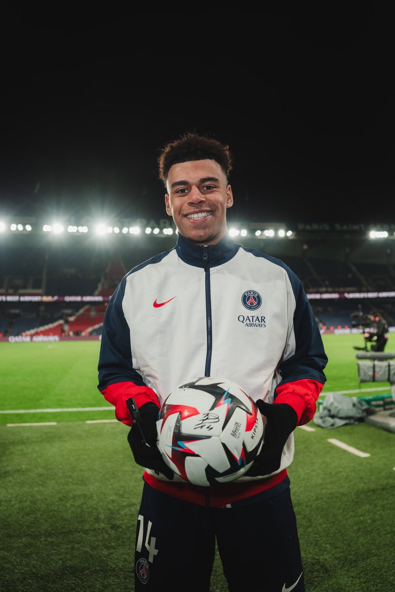 Ligue1's tweet image. ✍️⚽️ Gagne le ballon du match signé par Désiré Doué, 𝗛𝗼𝗺𝗺𝗲 𝗱𝘂 𝗠𝗮𝘁𝗰𝗵 🏆 ! #PSGOL
 
1⃣ - RT + Follow @Ligue1 McDonald's  🔁 
2⃣ - Croise les doigts 🤞