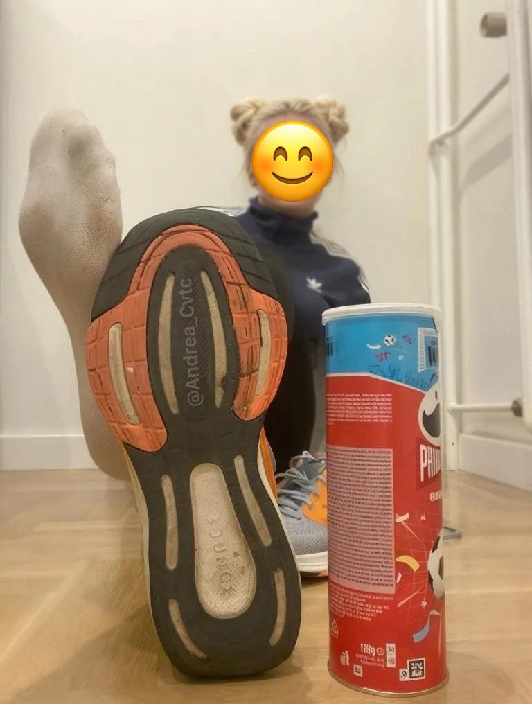 Andrea_Cvtc's tweet photo. 100 RT’s and I will unblur my face, so you can enjoy my full beauty compared to this Pringles can which is smaller than my big feet! 😈 https://t.co/puzFnxUkVE