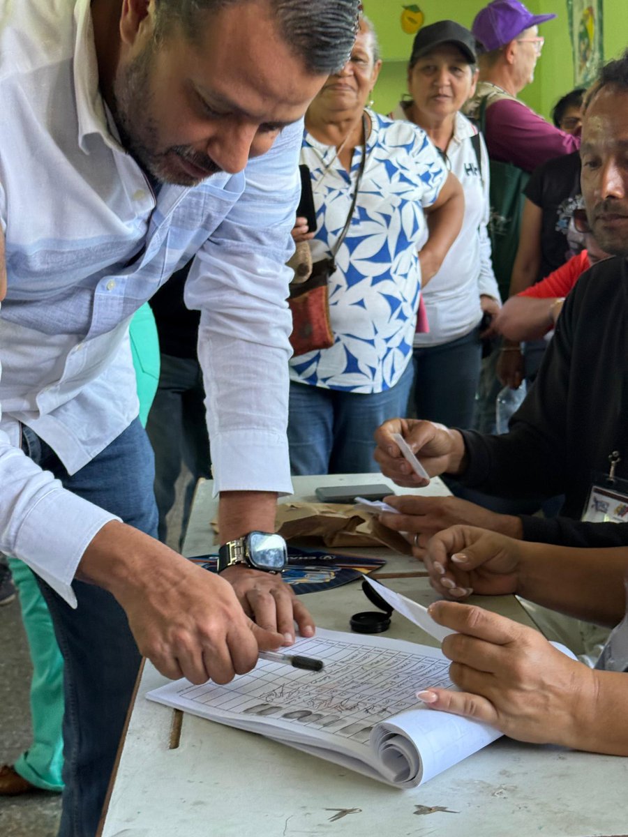 Me fui hasta el centro electoral donde me corresponde ejercer mi derecho al voto para seleccionar a los jueces y juezas de paz. En la comuna, se postularon 11 hombres y mujeres de dilatada trayectoria y amplio trabajo en la comunidad; de los cuales, se deben seleccionar 3 en la