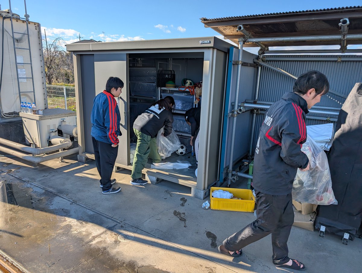FcOnetop's tweet photo. 12/15(日) 花園フットサルクラブ・エフスリーにて年内最後のチーム練習会を行いました!
選手間でコミュニケーションを取りながら、コンパクトな動きを意識した2時間となりました。
練習後には皆で用具入れの清掃🧹
来年も #FCONETOP をよろしくお願いします!
#アンプティサッカー
#深谷 https://t.co/af8Yt8ZXZM