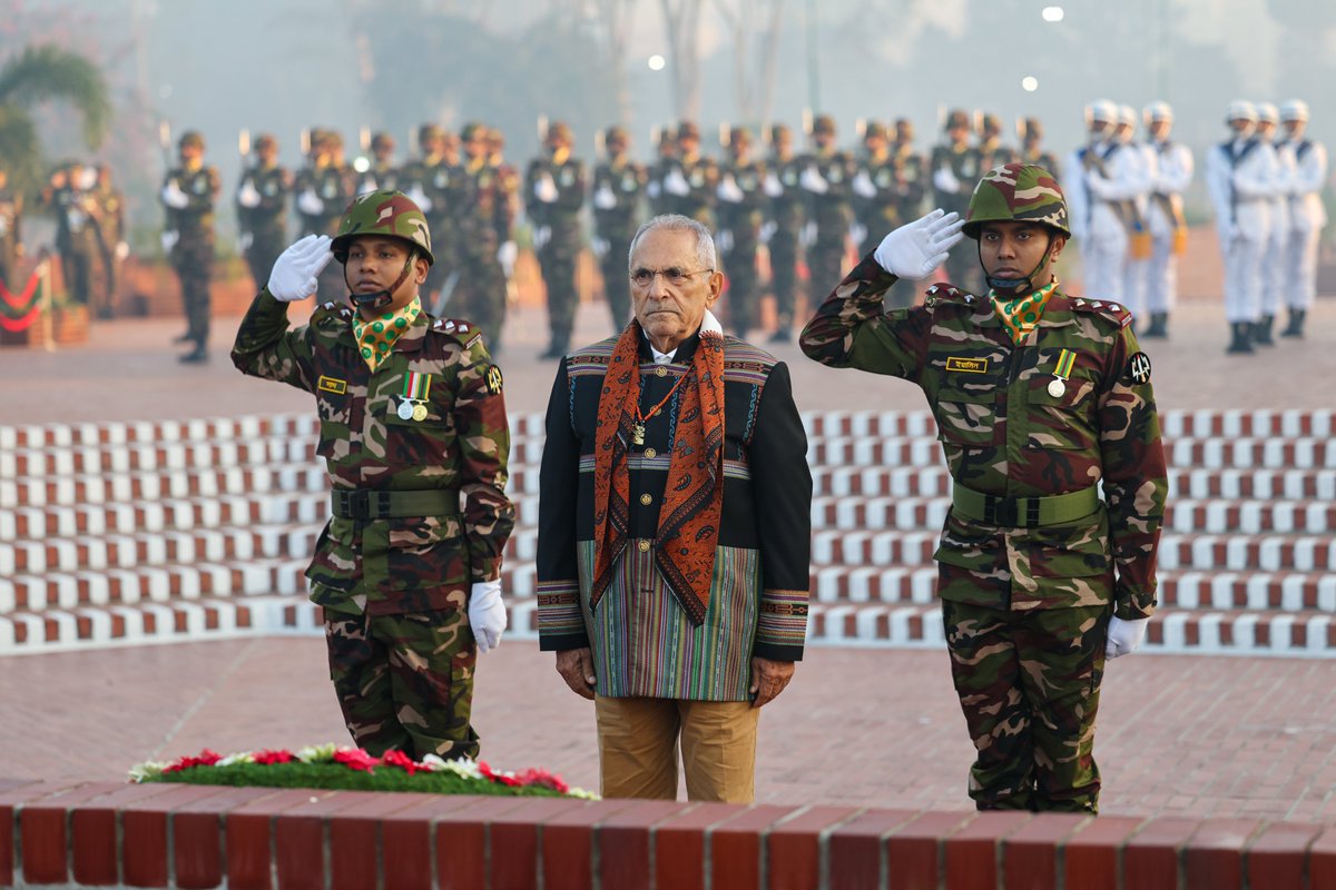 মহান বিজয় দিবস উপলক্ষে সাভারের জাতীয় স্মৃতিসৌধে শ্রদ্ধা জানিয়েছেন প্রধান উপদেষ্টা অধ্যাপক মুহাম্মদ ইউনূস। এ সময় তাঁর সঙ্গে মুক্তিযুদ্ধের বীর শহিদদের প্রতি শ্রদ্ধা জানিয়েছেন ঢাকায় সফররত তিমুর লেস্তের প্রেসিডেন্ট জোসে রামোস হোর্তা।
ছবি: সিএ প্রেস উইং
#Bangladesh #ChiefAdviser
