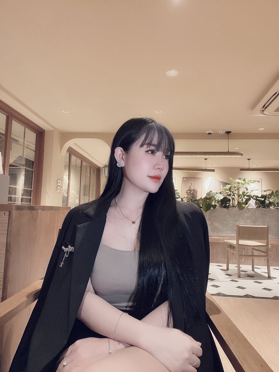 Trời ơi mặt mộc thì thấy mình không xứng với ảnh 
Chứ makeup lên đồ
Xog tự nhiên thấy không ai xứng với mình 😂