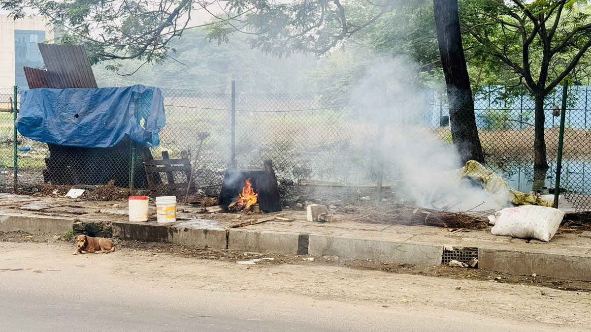 okdokiees's tweet photo. @chennaicorp @omjasvinMD @karthickselvaa @DavidManohar7 @Arappor State of platform in MKN Rd, Near Alandur Court, taken over by cow owners, burning causing pollution and spoilt newly laid platforms + Unauthorized, unhygienic eat outs. no action despite many complaints Pl act 🙏 https://t.co/TlgoEWmiwV