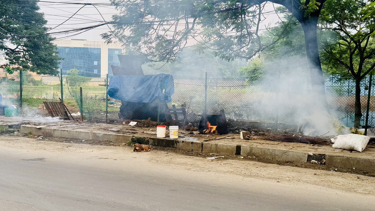 okdokiees's tweet photo. @chennaicorp @omjasvinMD @karthickselvaa @DavidManohar7 @Arappor State of platform in MKN Rd, Near Alandur Court, taken over by cow owners, burning causing pollution and spoilt newly laid platforms + Unauthorized, unhygienic eat outs. no action despite many complaints Pl act 🙏 https://t.co/TlgoEWmiwV