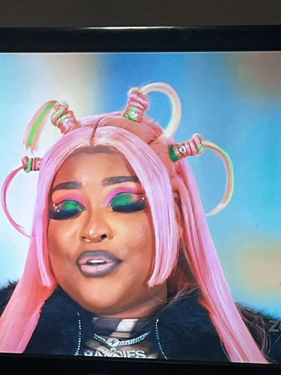 PinkCookie_HeHe's tweet photo. Rollie and this look is stressing me outtttttttt 😭 Sitting there looking like Lady Glitter Sparkles 😒 #Baddiemidwest https://t.co/3nUbxZRRtg