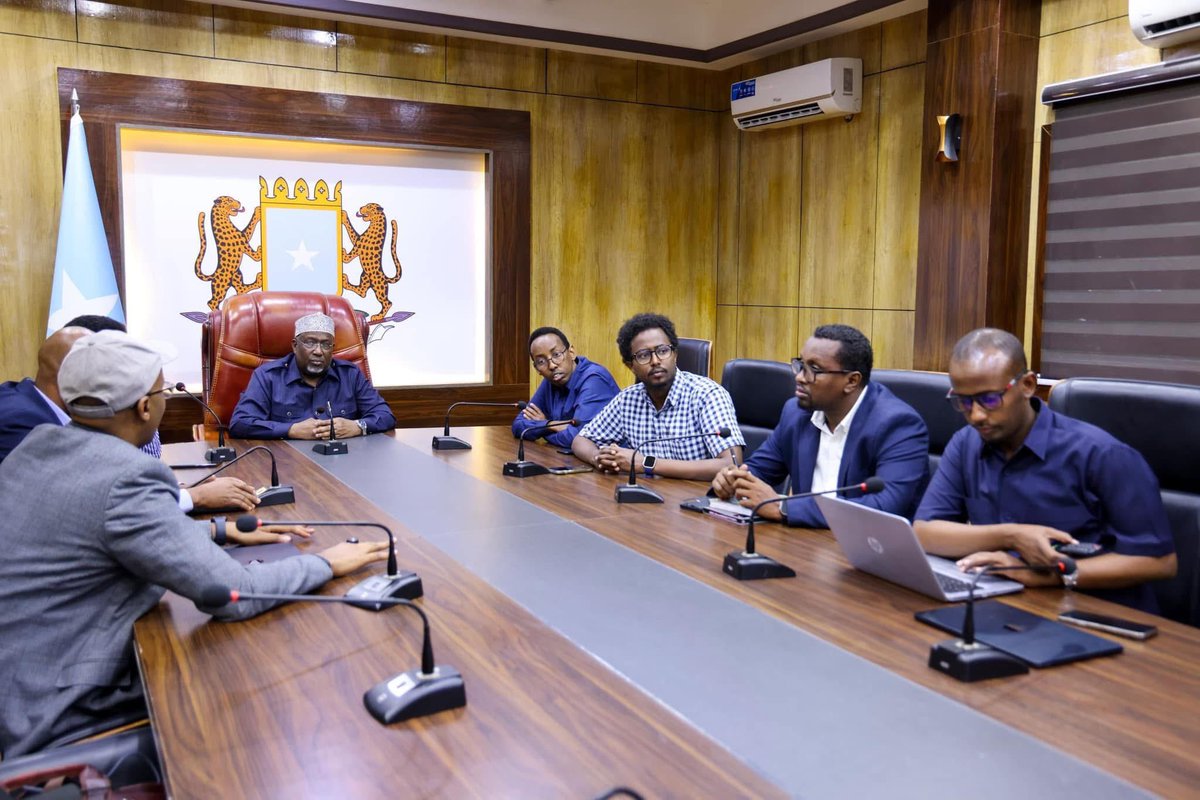 Speaker of the House of the People, Sheikh Adan Madoobe, met with the <a href="/OC_Constitution/">Constitutional Oversight & Implementation Committe</a> &amp; <a href="/ICRICSomalia/">Independent Constitutional Review Commission -🇸🇴</a> to discuss progress on amendments to Chapters 5-9 of the Constitution. He praised their efforts in engaging citizens and urged them to continue the work on remaining chapters.