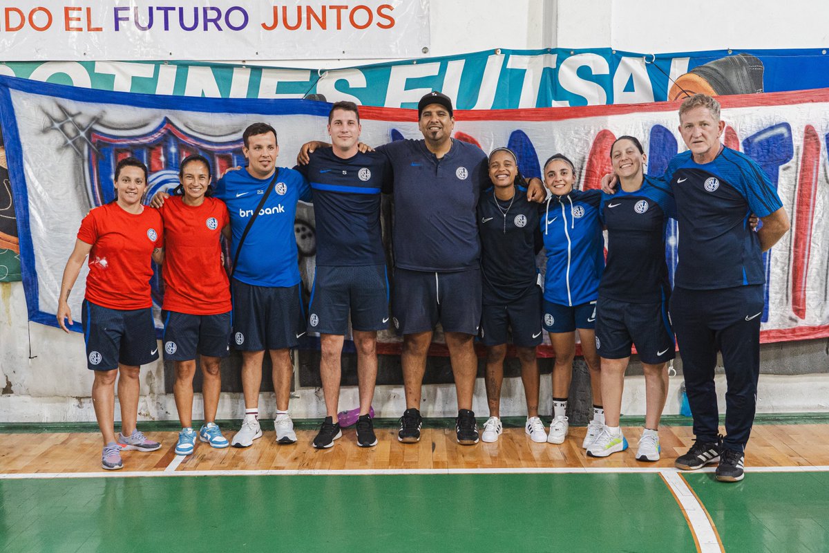 CASLAFFemenino's tweet photo. ¡𝑬𝒍 𝒄𝒖𝒆𝒓𝒑𝒐 𝒕é𝒄𝒏𝒊𝒄𝒐 𝑪𝑨𝑴𝑷𝑬Ó𝑵! 🏆 💙❤️

📸 Eliana Medina, Naila Imbachi, Esteban Sabarese, Lucas Pardi, Alejandro Castro, Mariangela Magdaleno, Florencia Coronel, Tamara Arario y Claudio García. ✨ https://t.co/9SKgzMiP4K