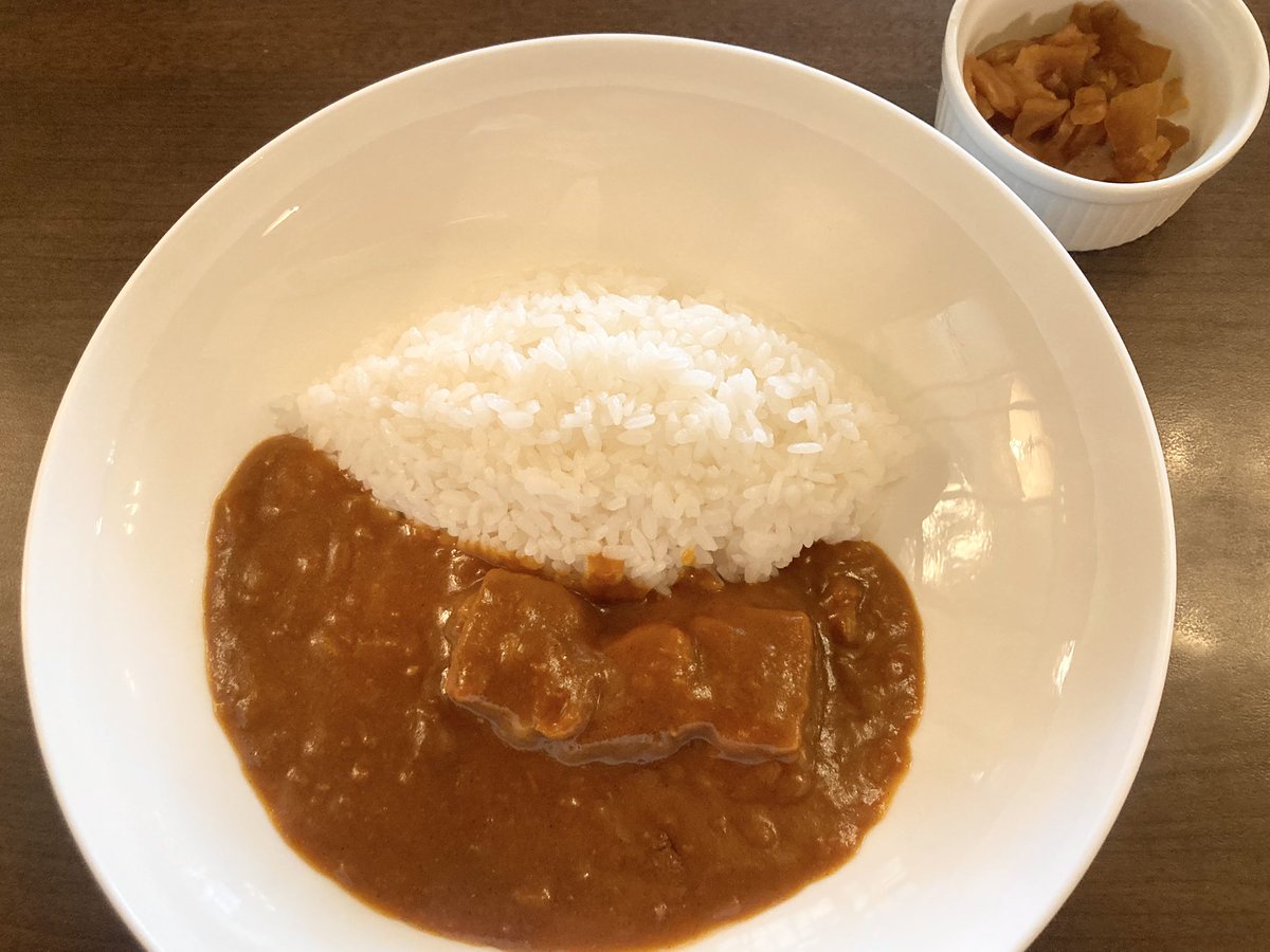 神保町ランチ難民に告ぐ！学士会館セブンズハウス「ビーフ・カレー（1100円）」は突き詰めたシンプルを感じる一皿だよ！シェイプされたごはんにルー絡めてパクりいけばスパイスがツンッと香るよ！オトナの味だよ！コーヒー付くよ！学士会館ありがとうだよ！ #神保町ランチ 難民の救世主たらんことを！