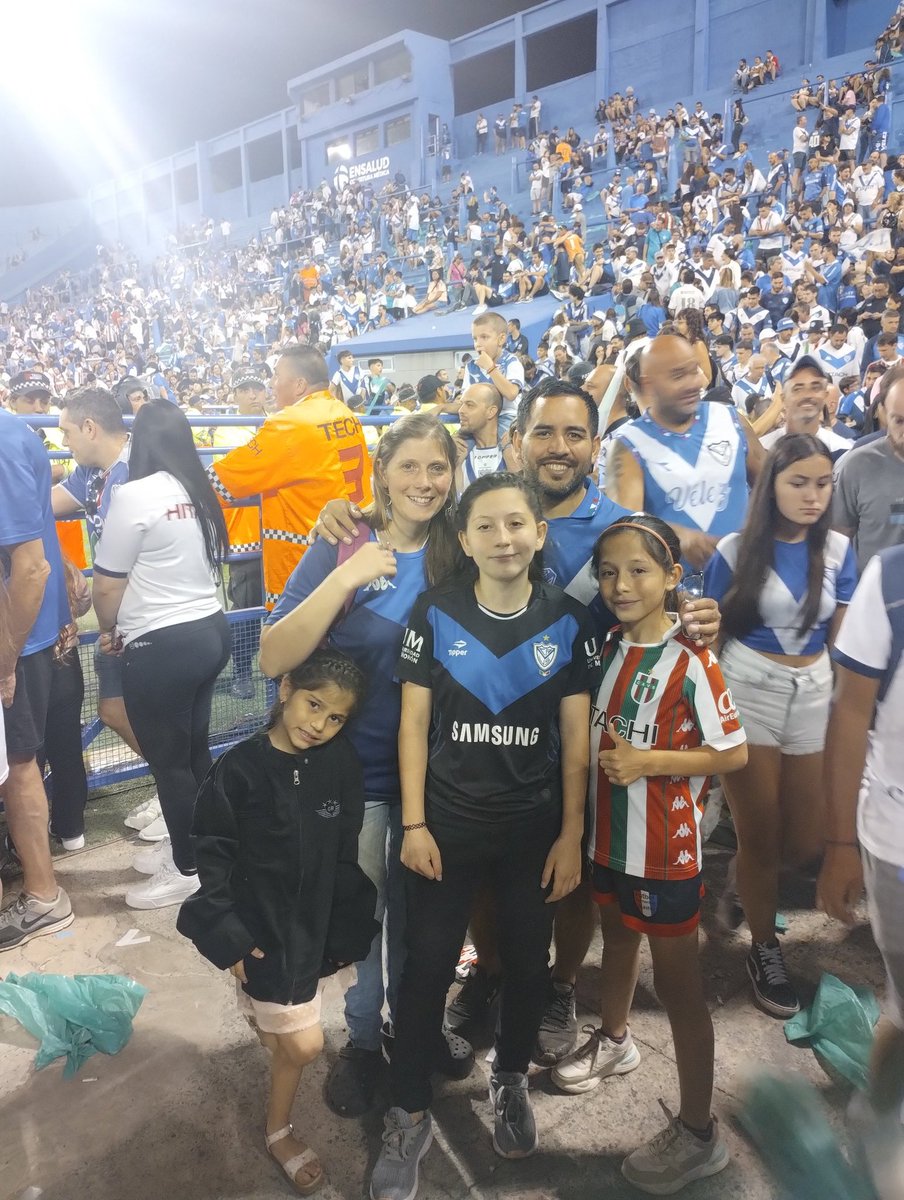 David02948740's tweet photo. Velez💙💙 https://t.co/de5fXZ3Pix